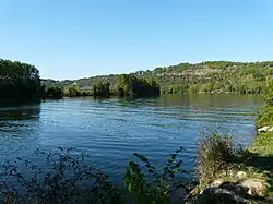 Le plan d'eau à la base nautique.