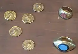 Deux bagues et cinq aurei