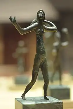 Photo d'une petite statuette en bronze représentant une danseuse faisant partie du trésor de Neuvy-en-Sullias