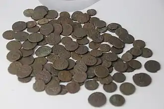 Vue d'un petit nombre de pièces de monnaie dans une vitrine