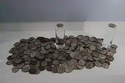 Détail de monnaies avec deux monnaies placées sur des éléments de verre