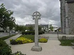 Croix nimbée, place de l'église.