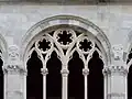 Une arcade du cloître, romane avec ajouts de remplages gothiques.