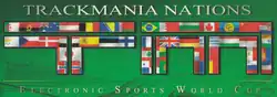 Sur un fond vert, TrackMania Nations est écrit en lettres blanches, ainsi que les lettres T et M en dessous avec de nombreux drapeaux de pays. En dessous, est écrit Electronic Sport Wolrd Cup.
