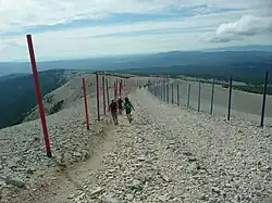 Descente sur la crête par le sentier GR4 sur l’édition 2021. À droite au fond apparaissent les monts de Vaucluse et le Grand Luberon.