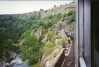 Train Nîmes - Clermont-Ferrand dans les gorges de l'Allier en septembre 1996.