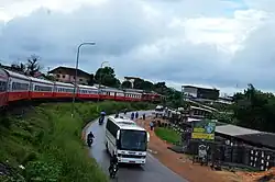 Train inter city dans le quartier Log Baba de Douala.