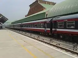Un train en stationnement à la gare de Srinagar. En 2014, seule la ligne de train Baramula-Banihal dessert le secteur.