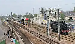 Train à vapeur et TER en mai 2016.