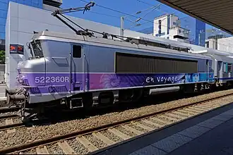 BB 22200 avec visage d'enfant moins agrandi et visage de femme sans les mains jointes devant le bas du visage.