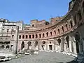 Marchés de Trajan avec, à gauche, une exèdre du forum de Trajan.