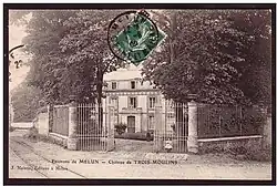 Château des Trois-moulins à Melun. Sur le côté, la voie du tramway de Verneuil au début du XXe siècle.