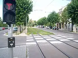 Un signal bicolore « T » accompagné du boitier de commande d'aiguille.