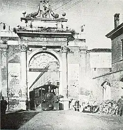Locomotive du tramway Forlì-Ravenne passant sous la Porta Nuova.