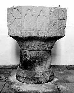 Les fonts baptismaux de l'église.