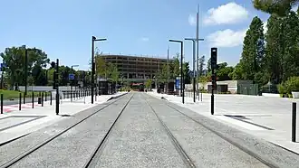 Image représentant le sol entre les rails avec un revêtement de béton.