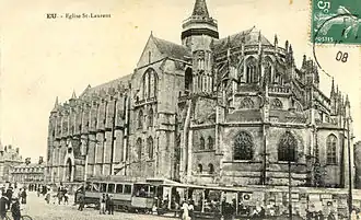 ...avant d'atteindre le centre de la ville: la place Carnot et sa collégiale gothique.