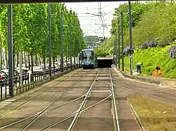 Avant gare du terminus Boulingrin. Les cinq voies sont noyées dans le béton rouge.