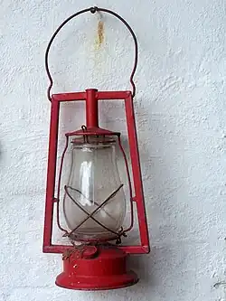 Lampe-tempête à pétrole. Ancien type à recirculation d'air chaud.