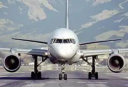 Vue de face d'un avion de ligne ; on voit le profil du fuselage, le dièdre de l'aile et les réacteurs.