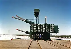 Sorte de grosse boîte avec 4 traversées horizontales à sa gauche, 2 en haut, 2 en bas, une 5e&nbsp;traversée est verticale, le tout est surmonté par le conservateur. Des ventilateurs sont montés directement sur la cuve.