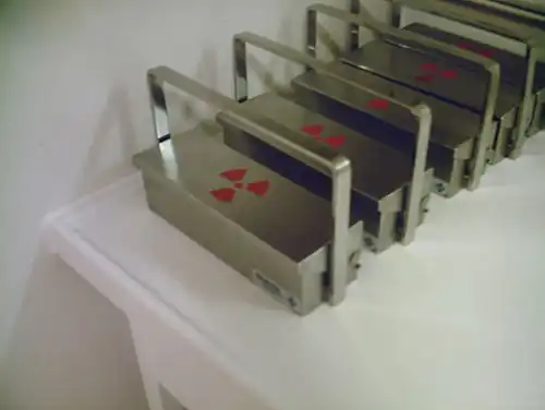 Le transport des seringues est effectué dans des conteneurs plombés.