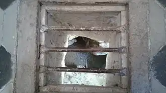 Située dans la nef de l'église de Touët sur Var cette petite trappe permet, quand on la soulève, d'apercevoir la rivière en cascade par-dessus laquelle est bâtie l'église.