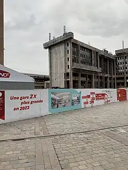 Destruction des bâtiments précédant la tour