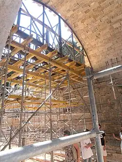 Travaux en cours de restitution d’une voûte.