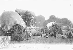 Batteuse animée par un cheval placé sur une trépigneuse, Guyancourt, France, début XXe siècle.