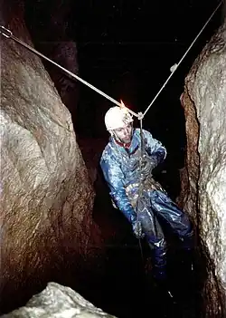 Amarrage en Y dans le P16 qui permet de rejoindre la cote -555 m (T2).