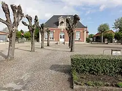 Place du Bicentenaire de la Révolution avec l'ancienne école.