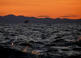 Coucher de soleil et navire N.M. Trans-Saint-Laurent.