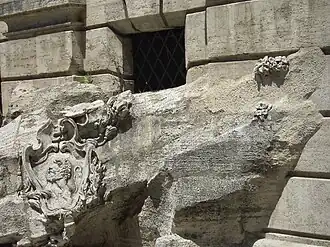 Travertin sculpté à la fontaine de Trevi (Rome).