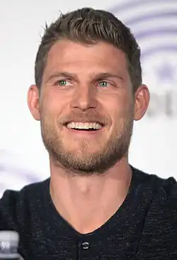 Travis Van Winkle interprète Danny Green.
