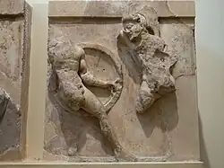 Héraclès et Kyknos. Trésor des Athéniens. Très haut relief, marbre de Paros H. 67&nbsp;cm ; juste après 490. Delphes.