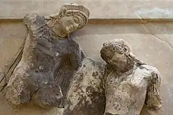 Thésée et l'Amazone. Trésor des Athéniens. Très haut relief, marbre de Paros H. 67&nbsp;cm ; juste après 490 (après Marathon). Delphes.