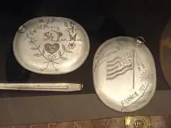 1914-18. Gamelles « Mess kit »gravées par des soldats américains.Coll. National World War I Museum