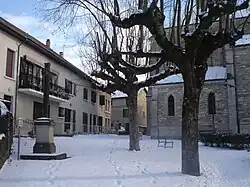 Place de l’Église enneigée.