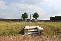 Sentier d'accès au cimetière.