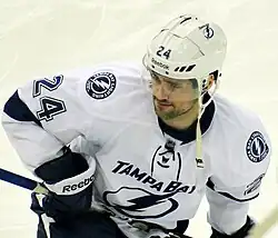 Photographie du joueur avec le maillot blanc du Lightning de Tampa Bay