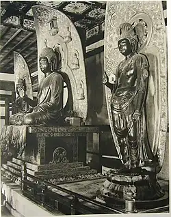Triade de Yakushi Nyorai. Bronze doré; H. Yakushi Nyorai: image suivante, Bodhisattva: H. 3,18&nbsp;m. Début VIIIe ? Yakushi-ji, Nara