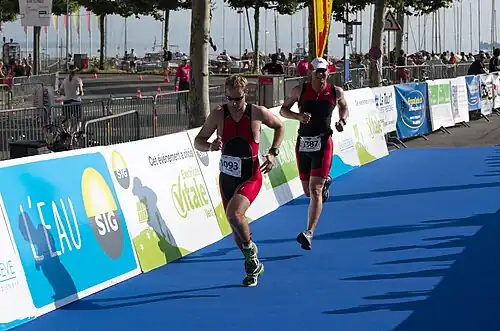 Des triathlètes sur la partie course à pied.