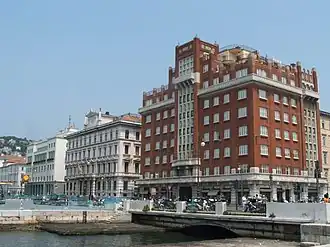 Le gratte-ciel rouge