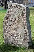 Triquetra sur une des pierres runiques de Funbo&nbsp;(en), dans le parc de l'Université d'Uppsala.