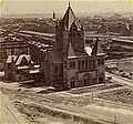 L'église de la Trinité en construction, vers 1875.