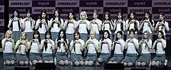 alt=Les 24 membres du groupe, sur la rangée du haut de gauche à droite : Xinyu, Lynn, ChaeYeon, JiWoo, SoHyun, NaKyoung, Nien, YuBin, ShiOn, JooBin, Sullin, DaHyun.
Sur la rangée du bas : Mayu, HyeRin, Kotone, ChaeWon, YooYeon, HaYeon, SeoYeon, JiYeon, Kaede, SeoAh, YeonJi, SooMin.