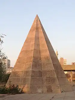 La pyramide.