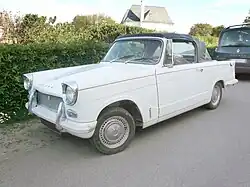 Une Triumph Herald décapotable.