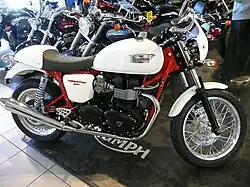 La Triumph Thruxton 900 cm3.